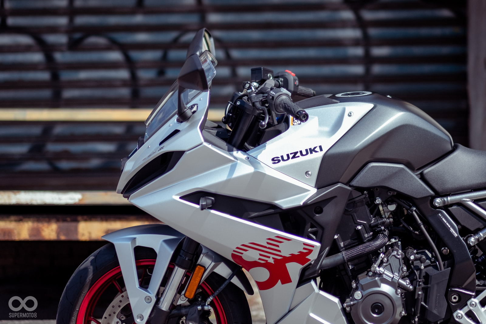 整流罩側面有著層次豐富、線條銳利的刻畫