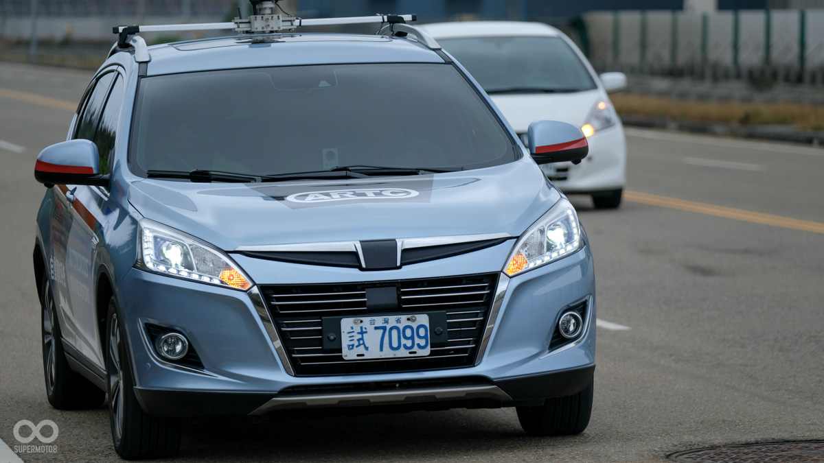 在遭遇慢車時,這套系統也具備了自動變換車道,自動超越的功能