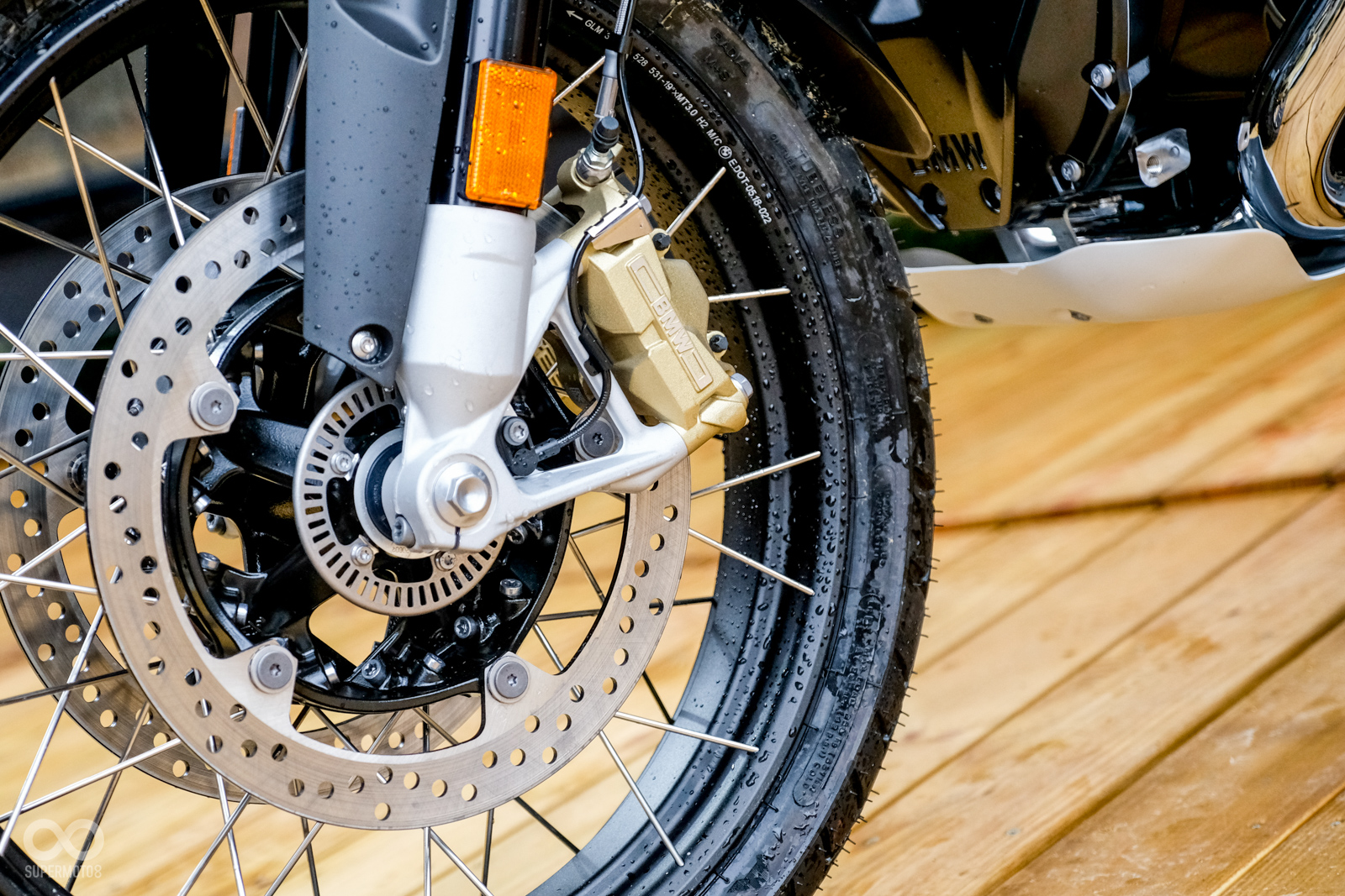 整體車輛外型與上一代車型差異不大,前煞車為對向四活塞卡鉗配上305mm浮動碟盤