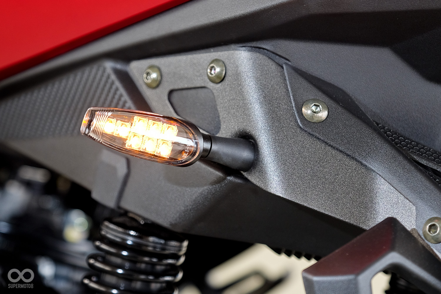 修長且流線的外掛式LED方向燈,營造出如同重車的運動化風格