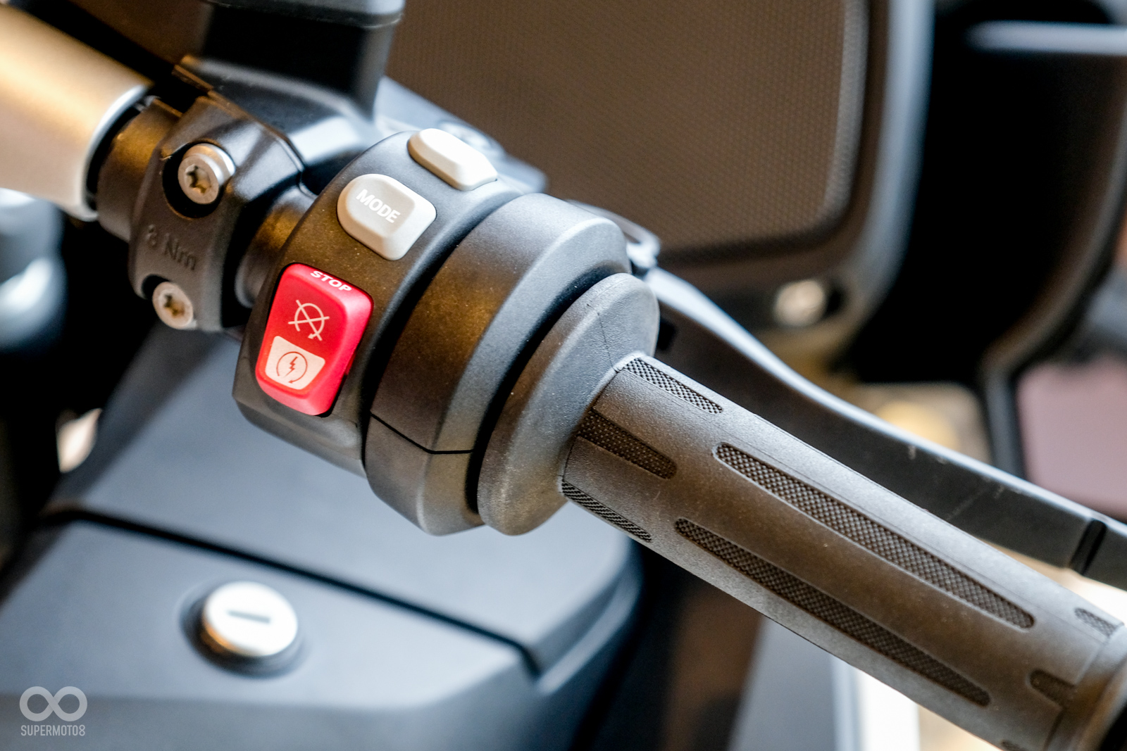 把手功能豐富一些,左手可看見電動風鏡調整鍵