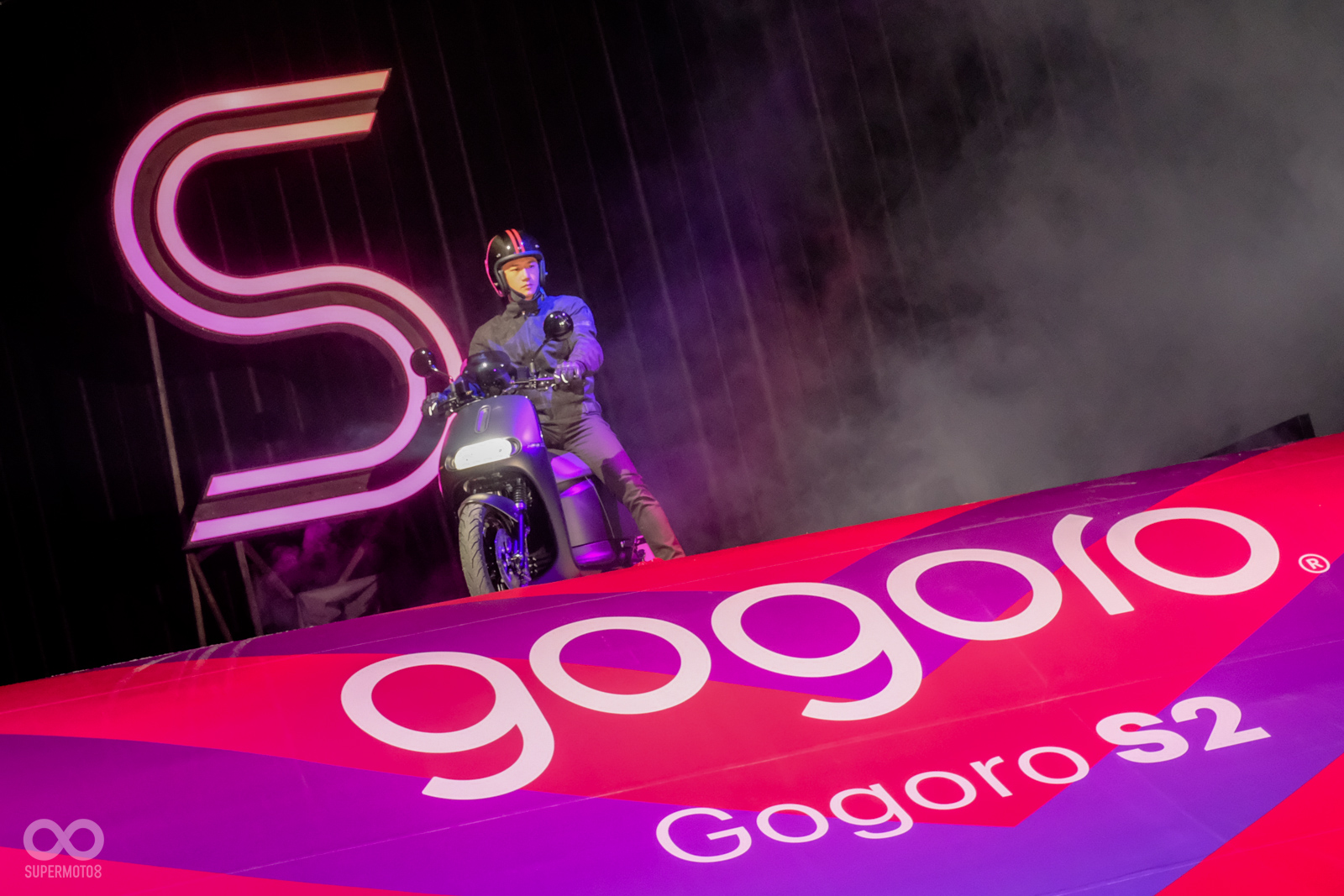Gogoro S2一登場就給現場的媒體與車主們震撼教育,毫不費力的衝上舞台右方的斜坡,絲毫不愧對性能之名!