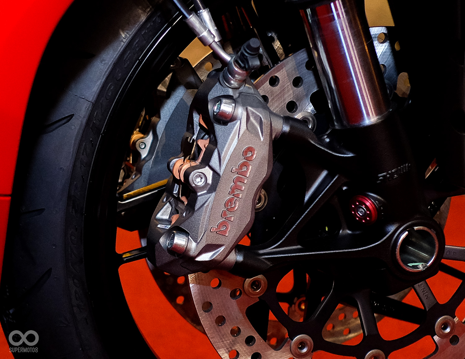 制動使用Brembo M4.32對向四活塞輻射卡鉗,搭配320mm浮動碟