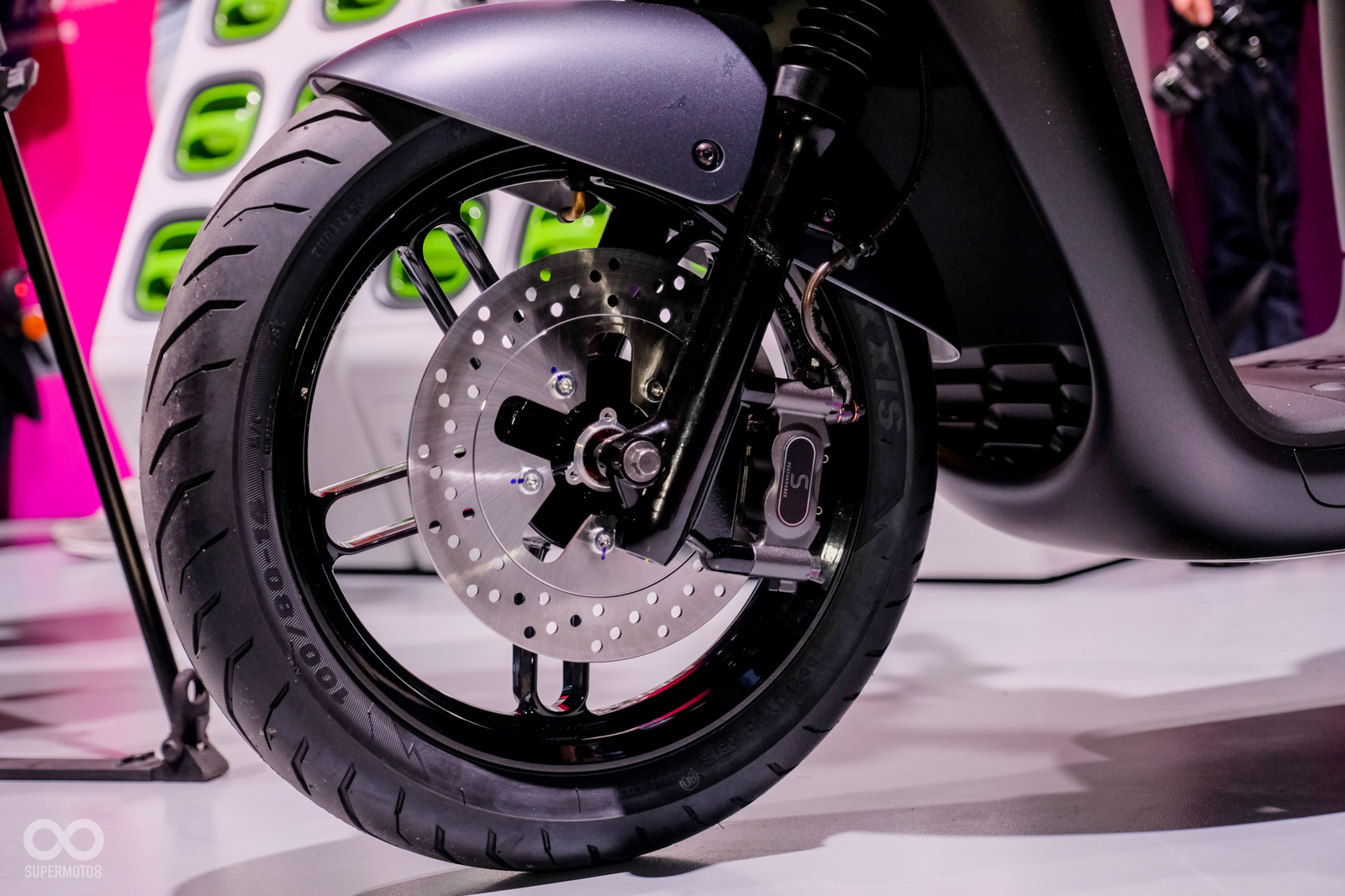 本次的S2採用了全新的輻射對四卡鉗,搭配阻尼可調式的前後懸吊