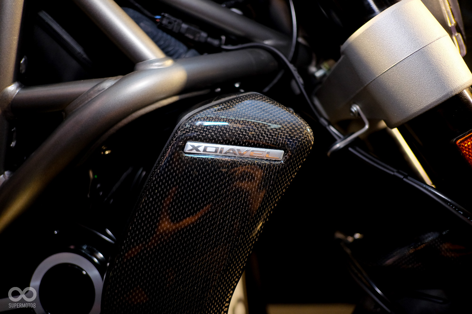 XDiavel S全車使用大量的碳纖維點綴,更顯身價不凡