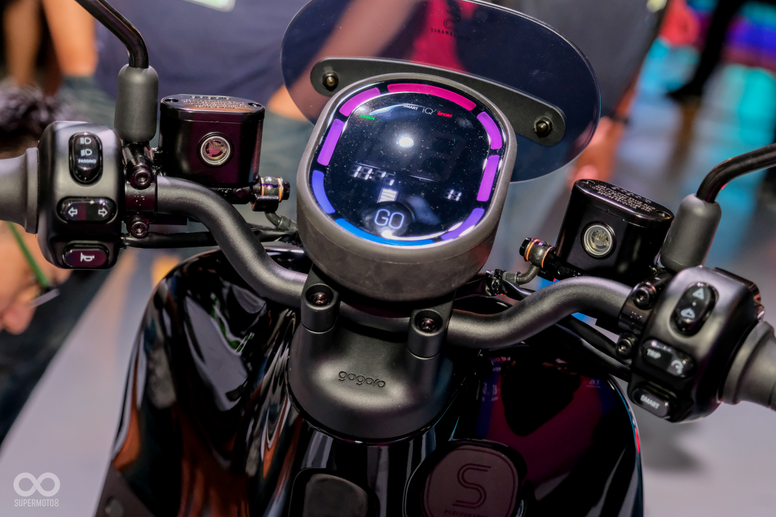 Gogoro 2 Delight(上)、2S(下)皆採用裸把設定,但兩者在樣式上略有不同