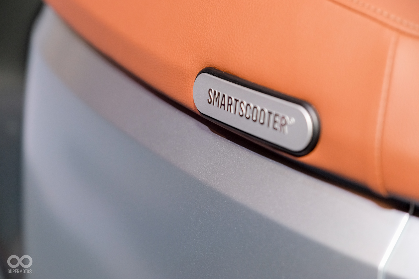 駝色椅墊配上一旁的金屬銘牌,讓車輛質感大幅提升