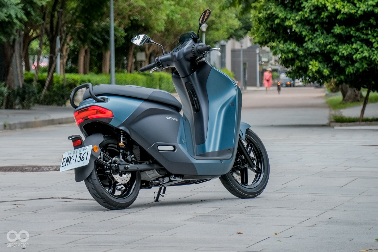 坐墊下方受限於車輛本體設定，但透過俐落的線條帶出運動感