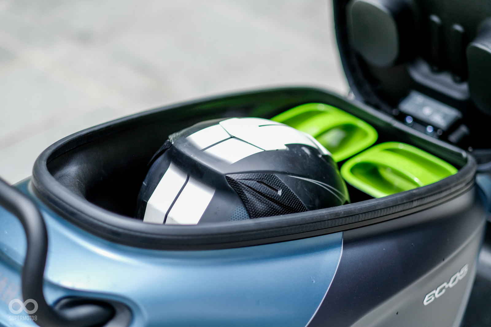 坐墊空間維持25L，官方表示最多可放入兩頂3/4安全帽（圖片中為一頂）