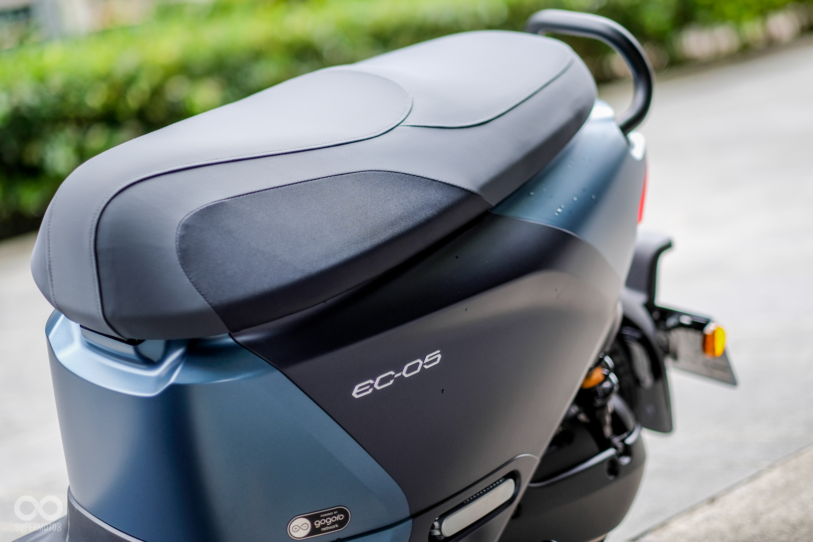 椅墊造型略有不同，顏色、材質也經由YAMAHA專屬調整、設計，座高僅有768mm