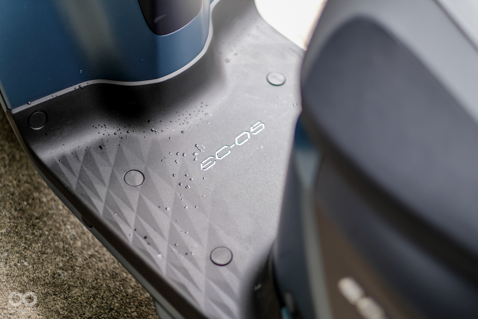 腳踏板為全平面設計，上頭有高雅的菱格花紋