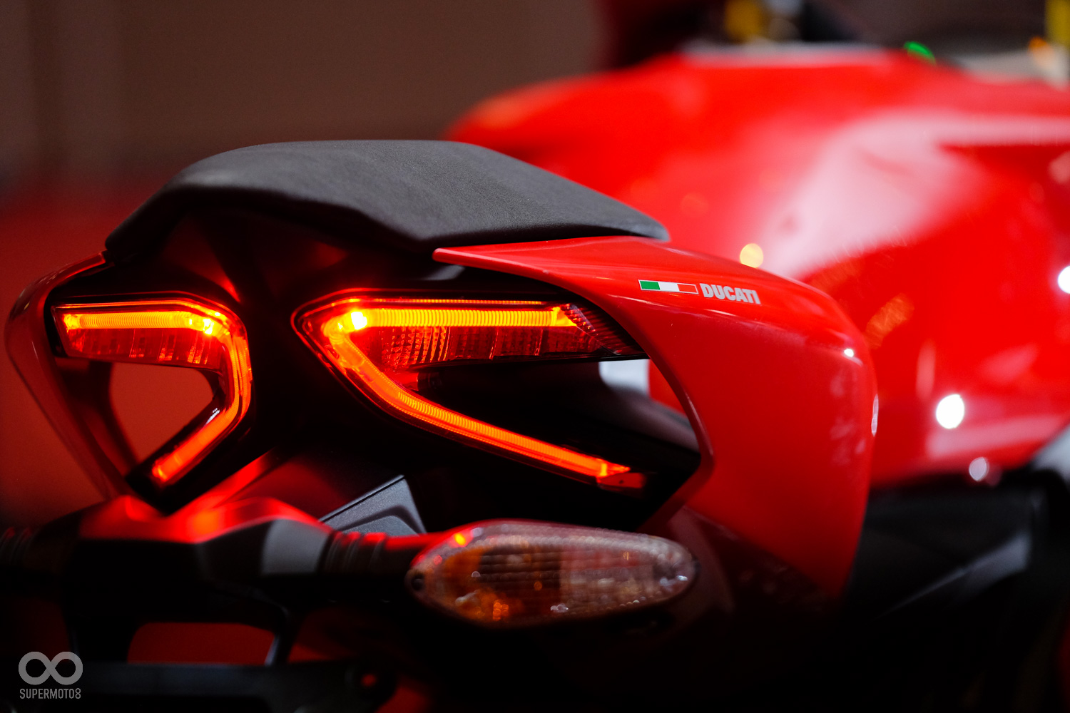 非常漂亮的車尾設計,鏤空的設計不但美觀還具備導流穩定車身的功能。