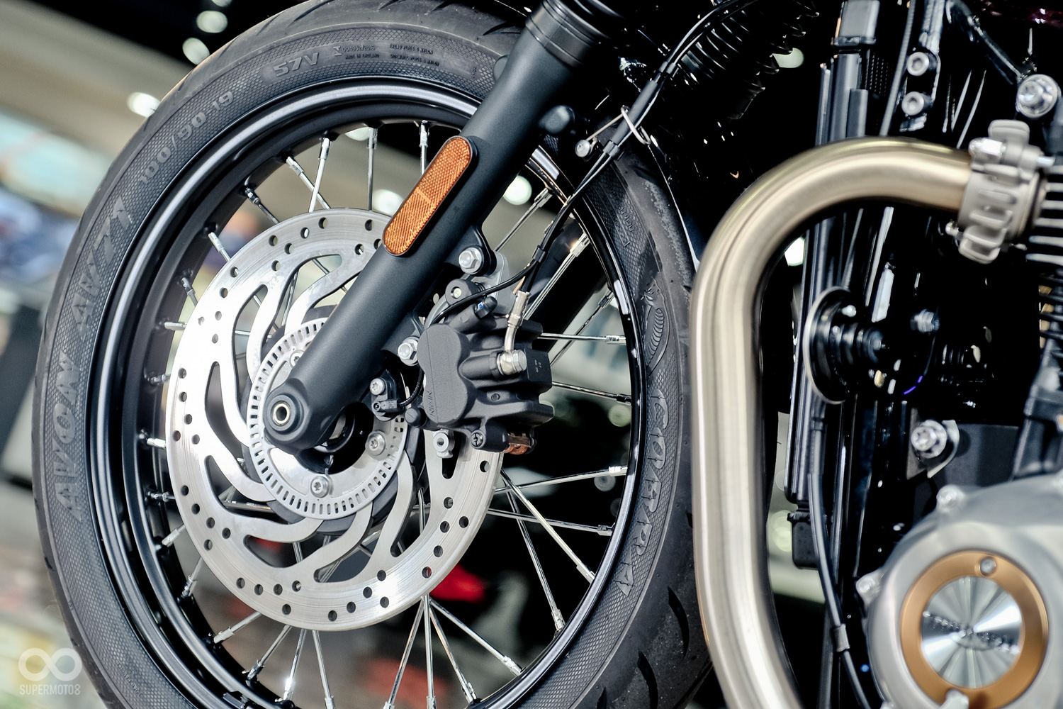 19吋的鋼絲框，以黑框體搭配32輻的電鍍鋼絲經典韻味十足