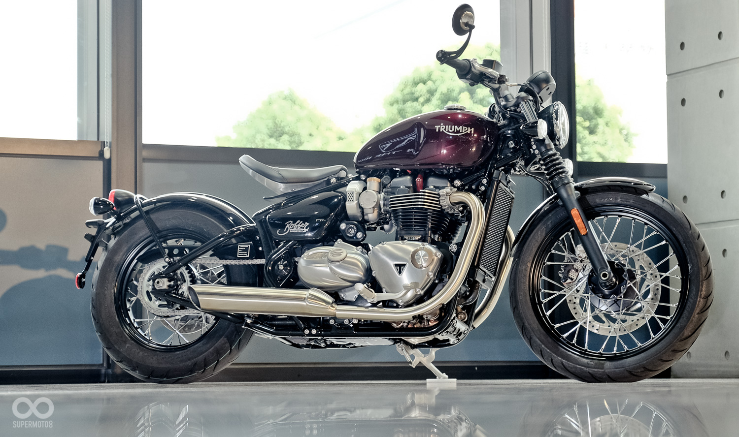 被拍到的新車絕大部分和單座Bobber 都一樣,除了更悠哉的騎士三角和多了載人功能的副車架