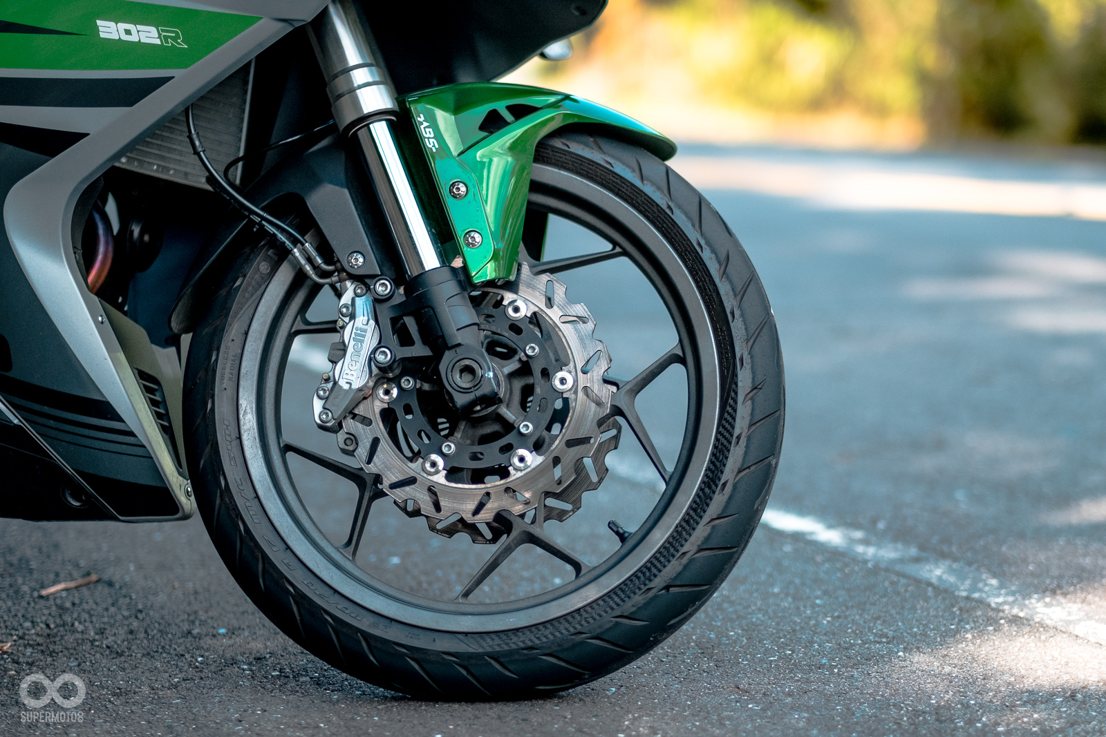 前輪採用260mm的雙浮動浪花碟