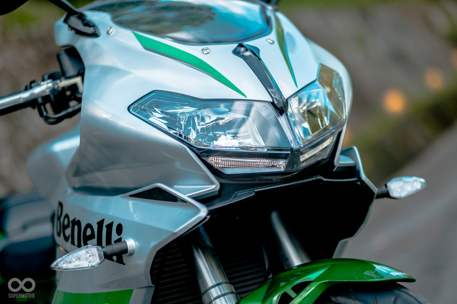 雙層式大燈配上富有層次感的整流罩，讓302R的車頭有著超越同級對手的霸氣感