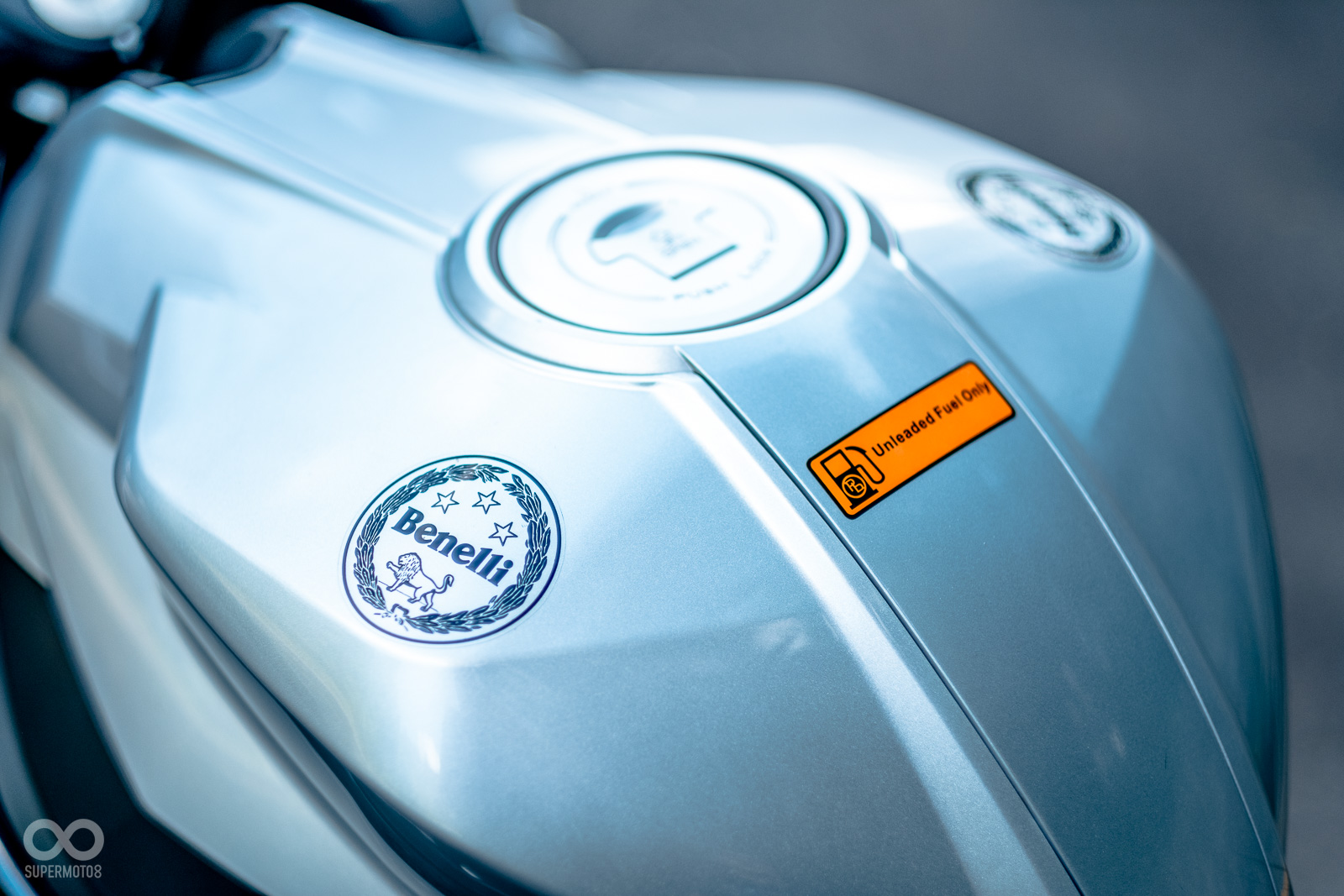 油箱也針對腿夾的部分進行切削設計