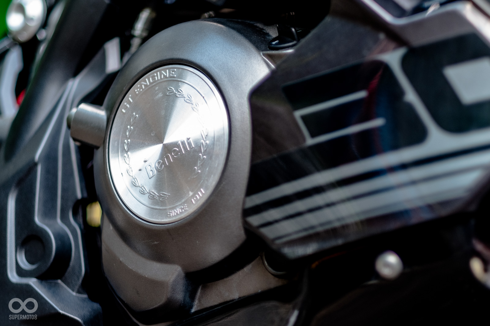 Case蓋上也刻上相當精細的銘牌