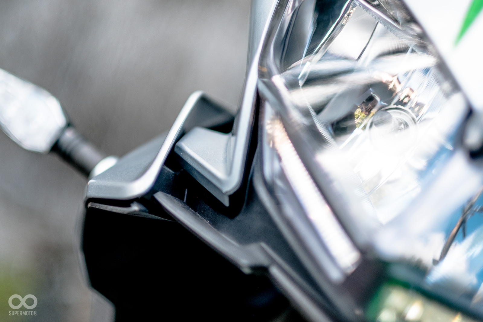 整流罩側邊也做出了像是戰鬥機機翼的視覺設計