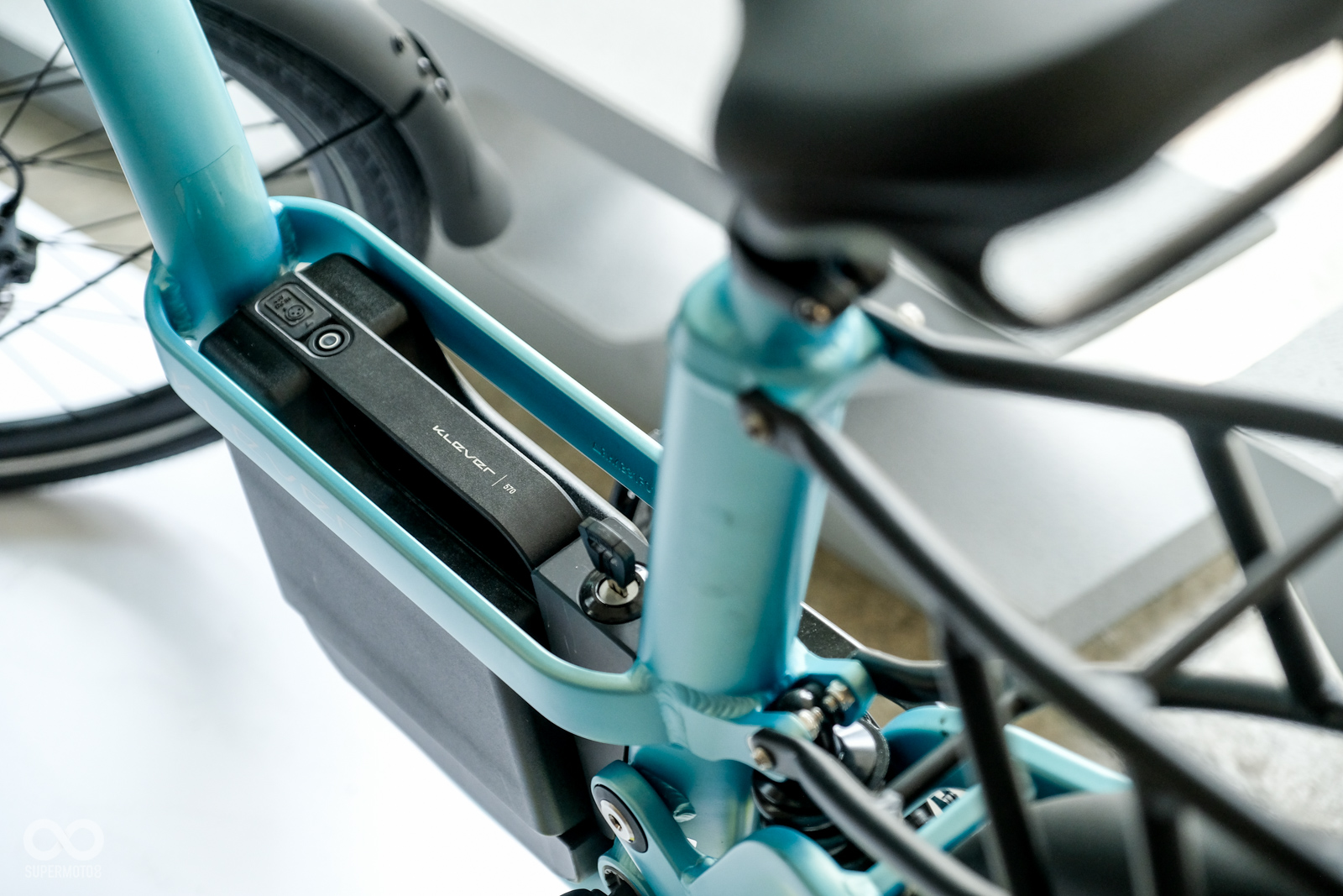 KLEVER B採用新款儀表系統,鑰匙設計類似USB隨身碟,電池位於車身下方中央