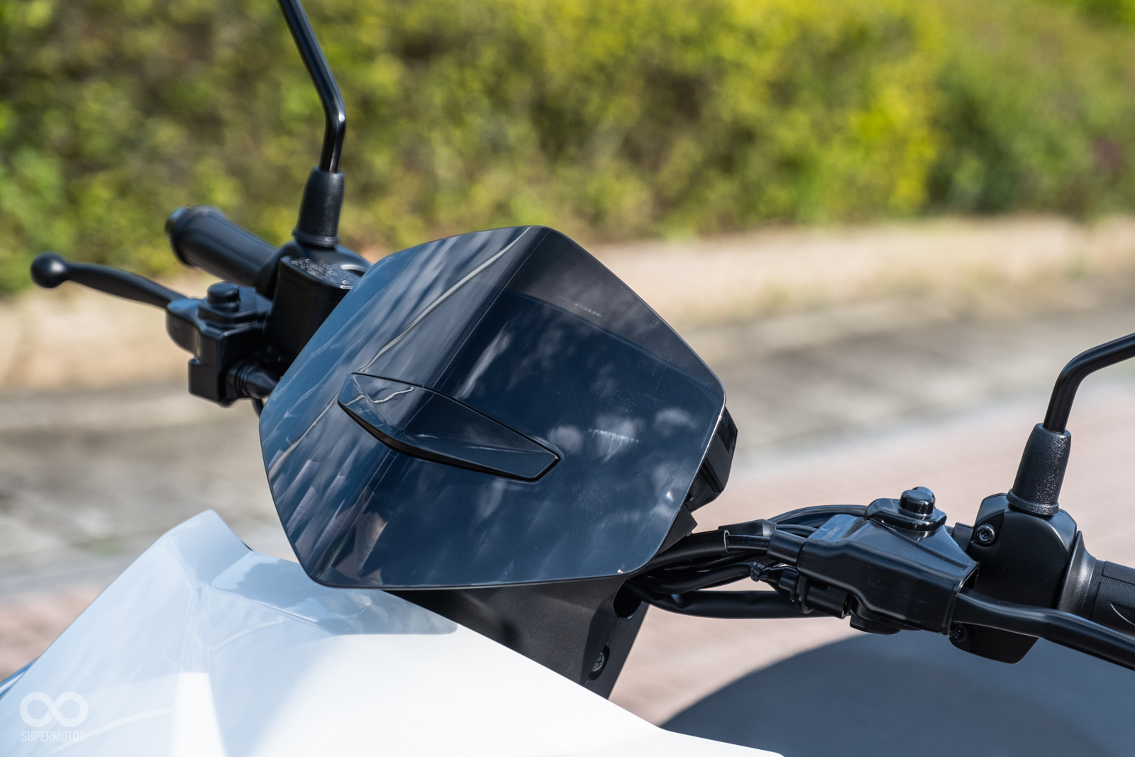 車頭上方加入小風鏡搭配，並施以菱格紋壓花