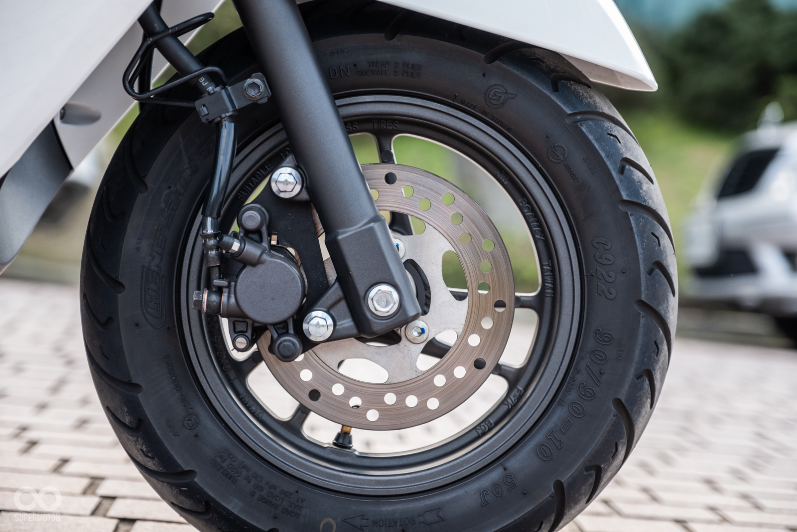 前煞車採用單向單活塞卡鉗，與180mm碟盤