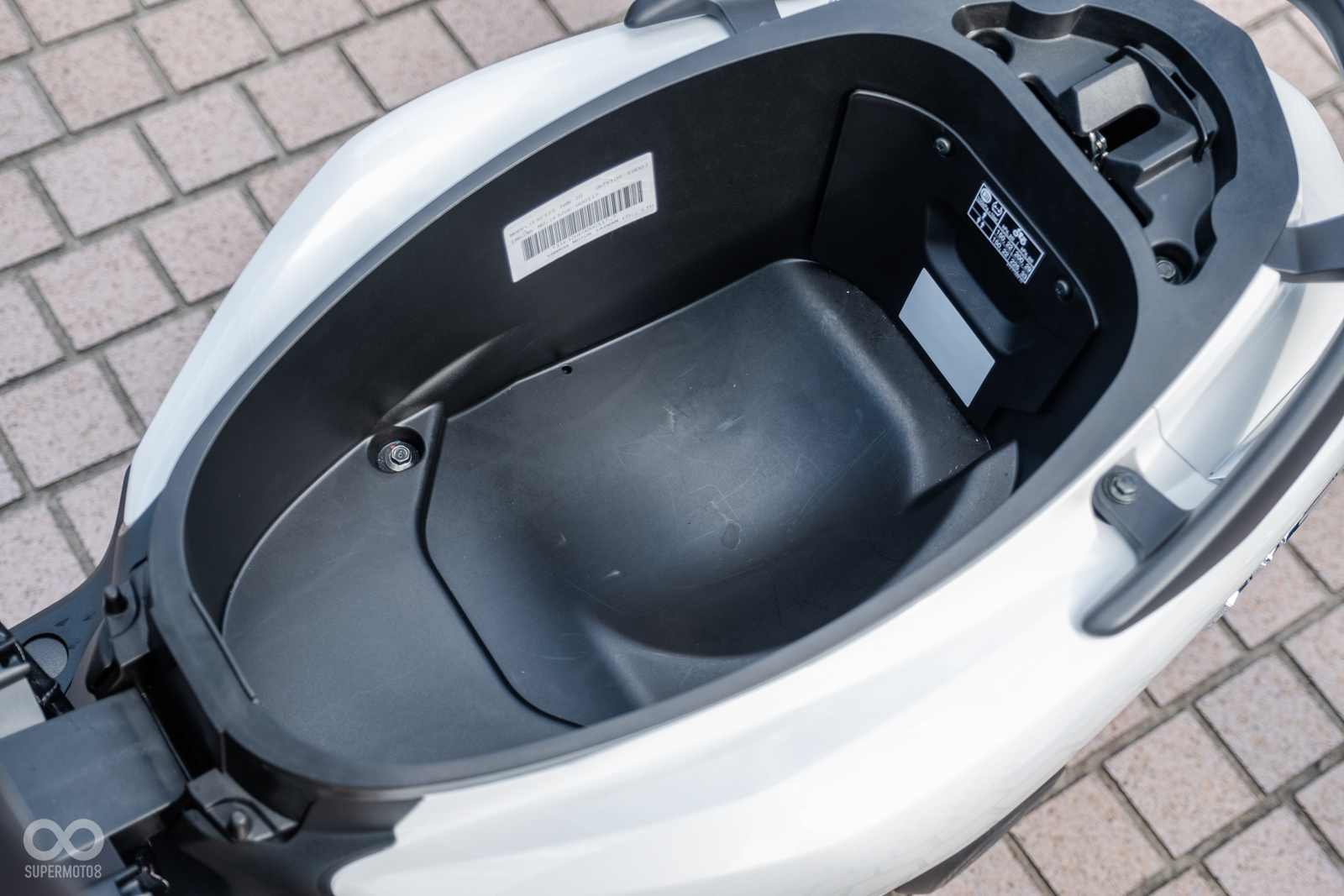 坐墊下空間與現行車款類似，3/4安全帽僅有小帽體可放入