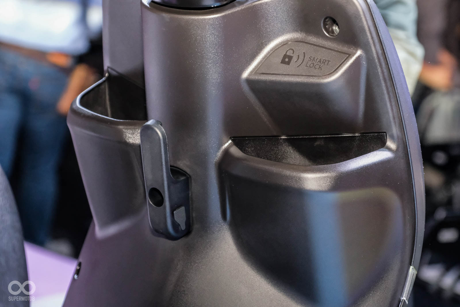 NFC卡片鑰匙，下方有雙置杯架設計