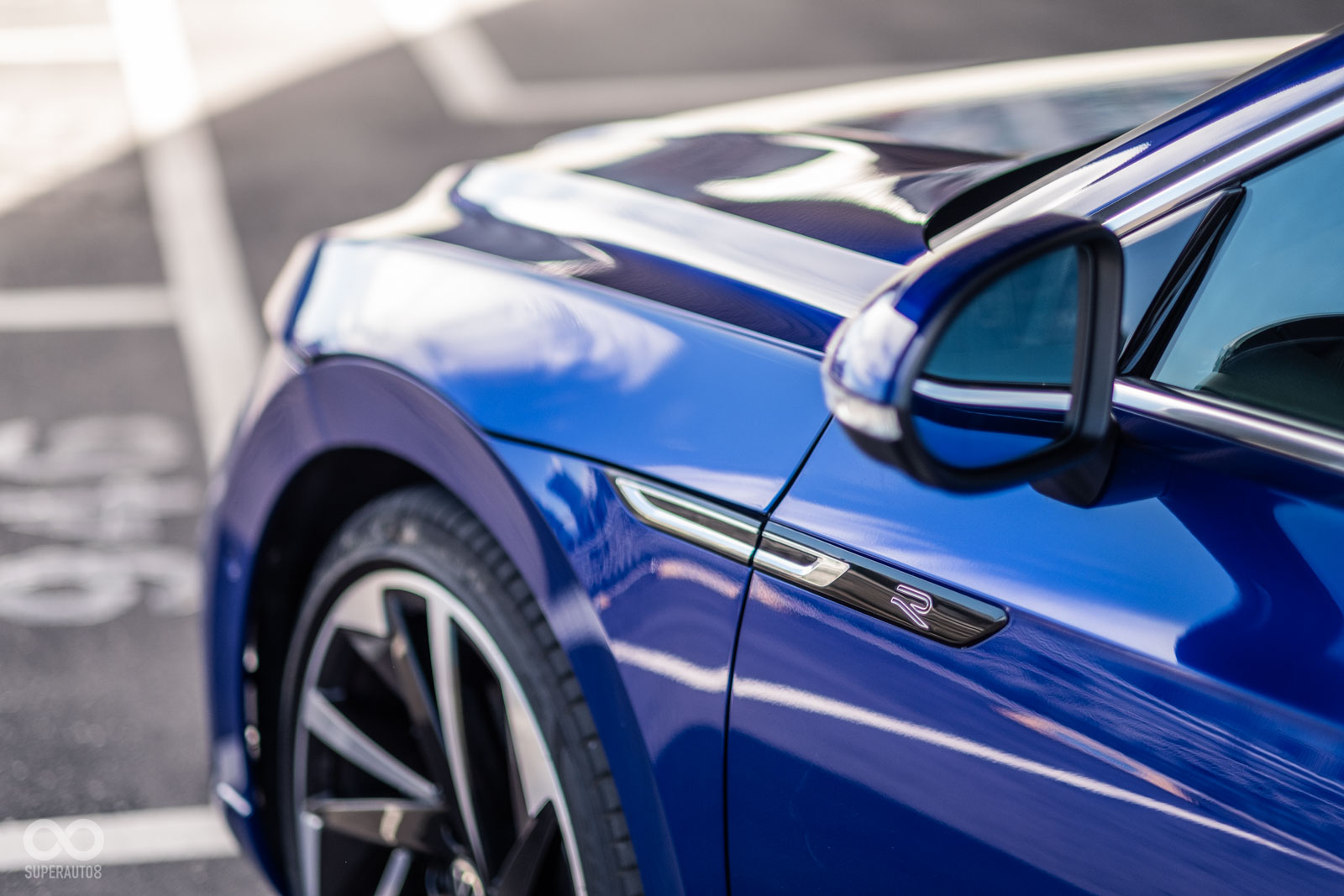 前門板上有R Logo裝飾