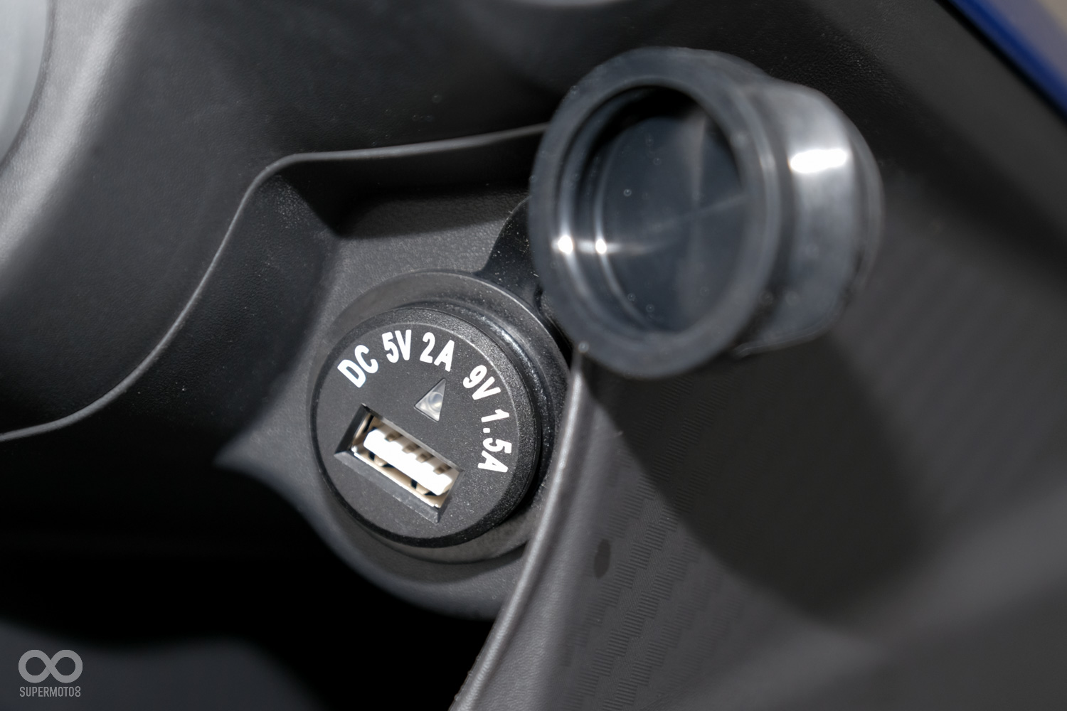 領先同級車款搭載支援快充功能的QC 2.0USB充電座