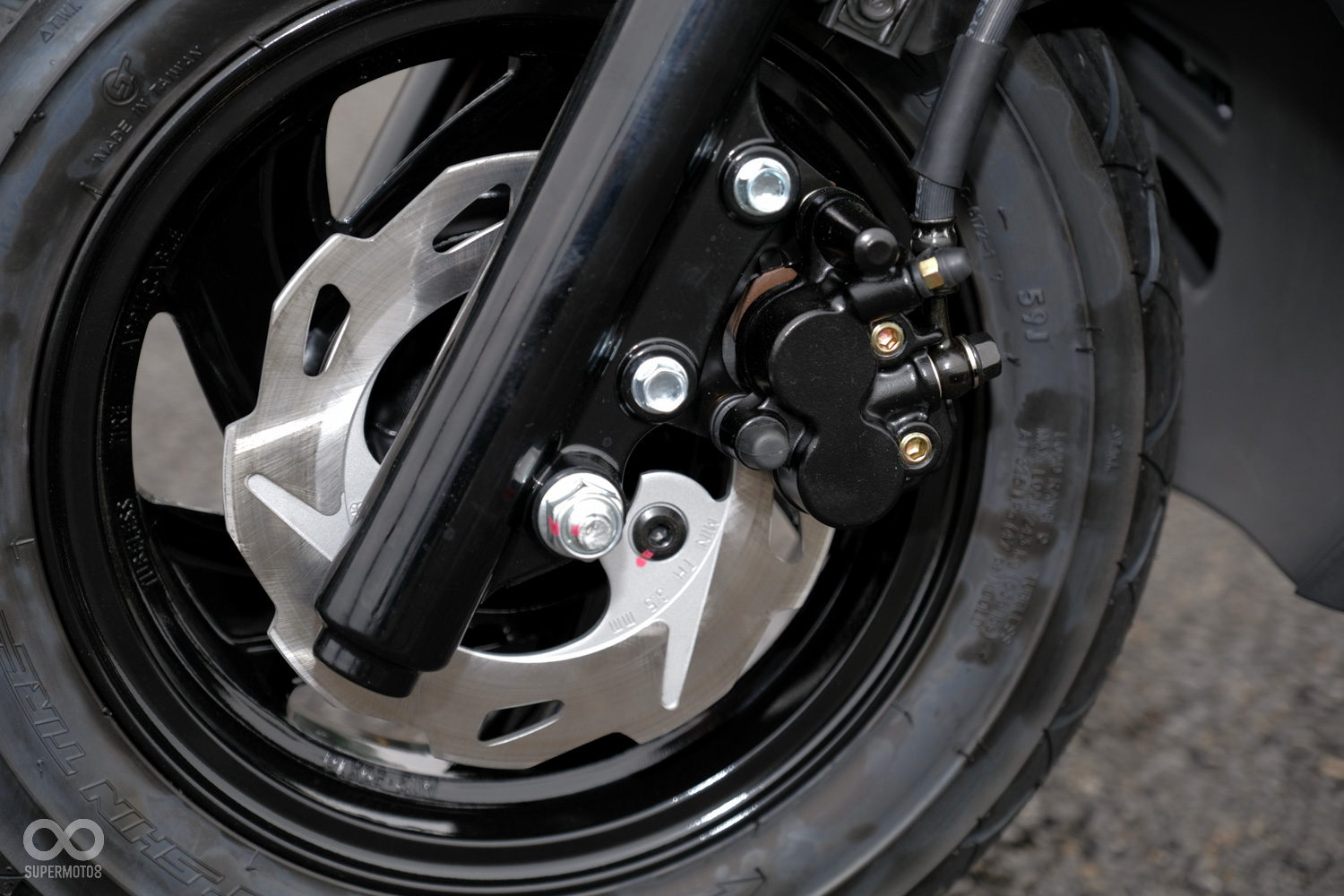 前制動採用浪花碟搭配單向雙活塞卡鉗