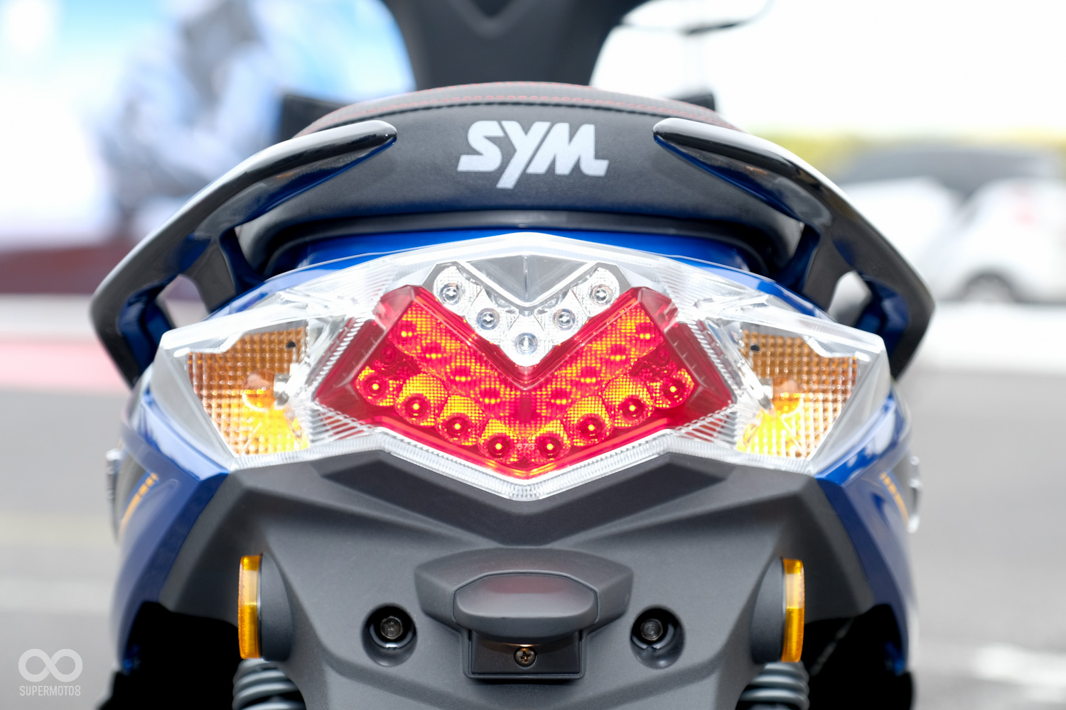 後尾燈延續了SYM近年的家族設計,利用三層V字型的LED燈具呈現,方向燈則是傳統的鹵素燈泡