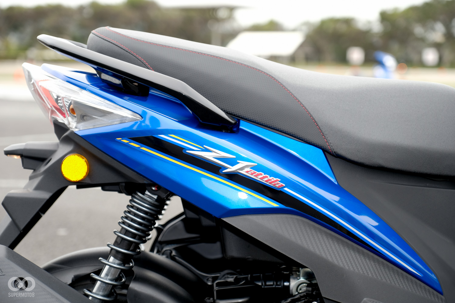 車身的線條相當明快銳利,兩側的Z1 Attila字樣用的是立體貼紙,質感上相當加分