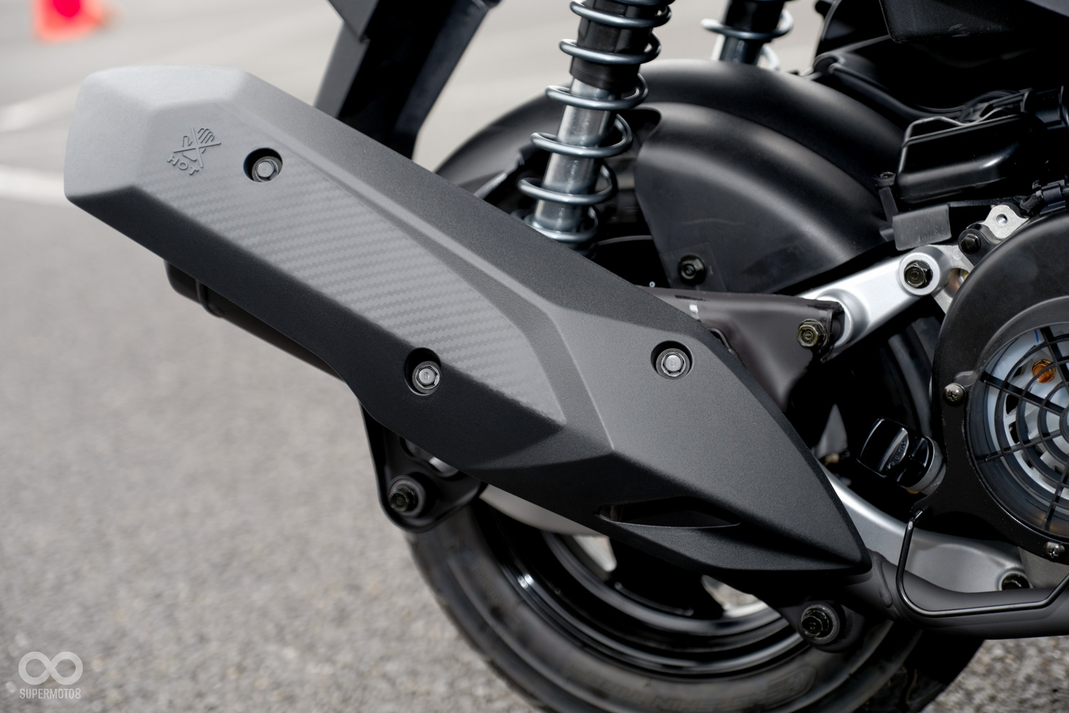 全新設計的排氣管,防燙蓋的造型也順應車體設計變得銳利且速度感強烈