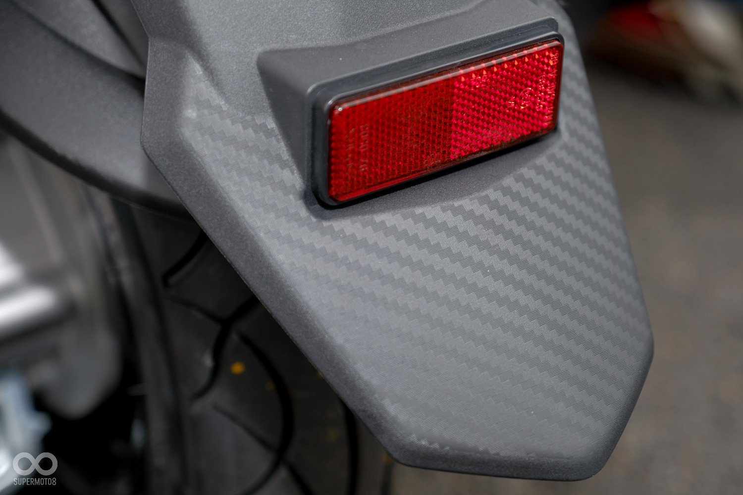 連土除這種小地方也不放過,同樣用上了類碳纖維壓花點綴