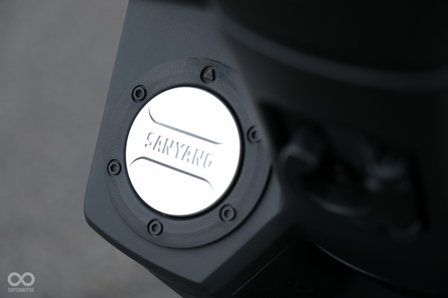 加油孔位於騎士左膝前