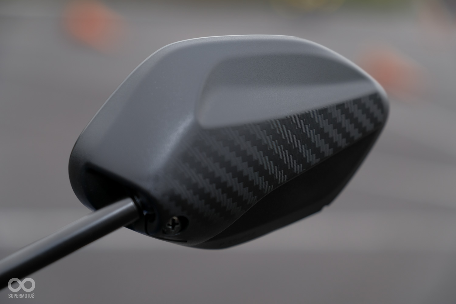 後照鏡的後方有類碳纖的菱格紋壓花增添質感