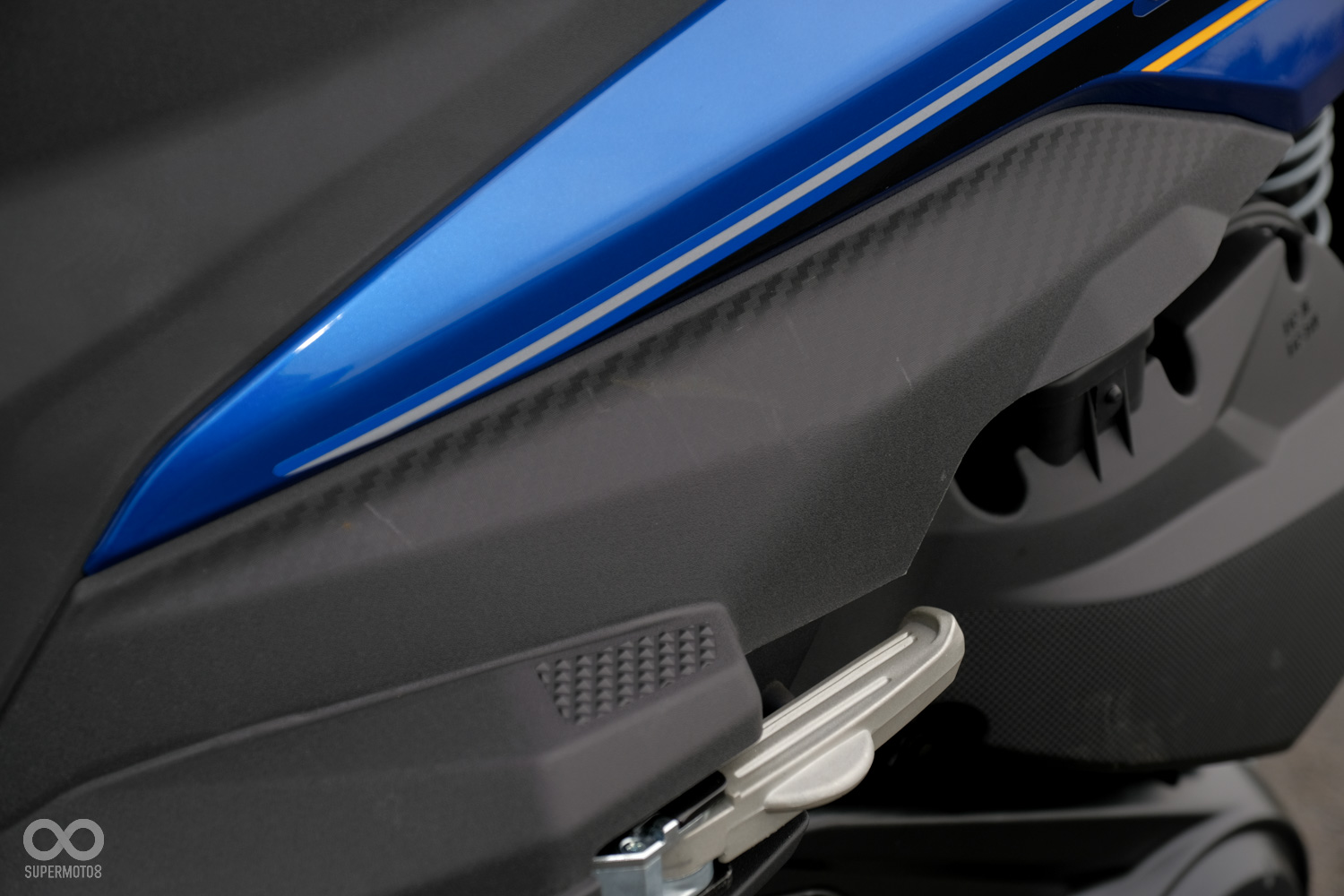 在車側的塑料部分也同樣用上了類碳纖的菱格紋押花處理