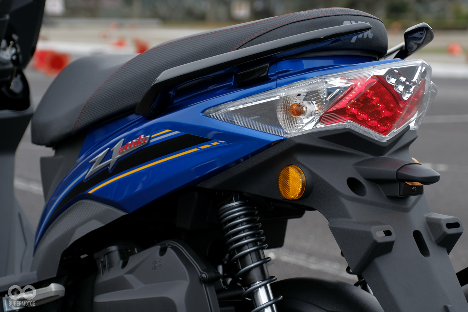 後扶手使用現在非常流行的分離式牛角設計