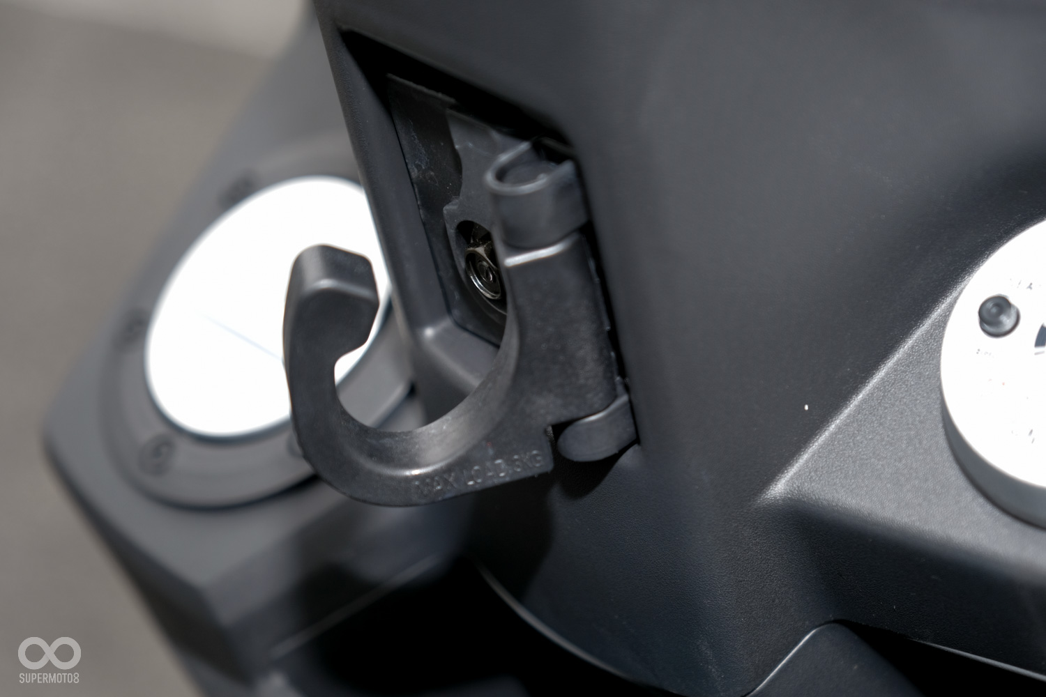 可摺式收納掛勾,但很可惜沒有防跳脫功能