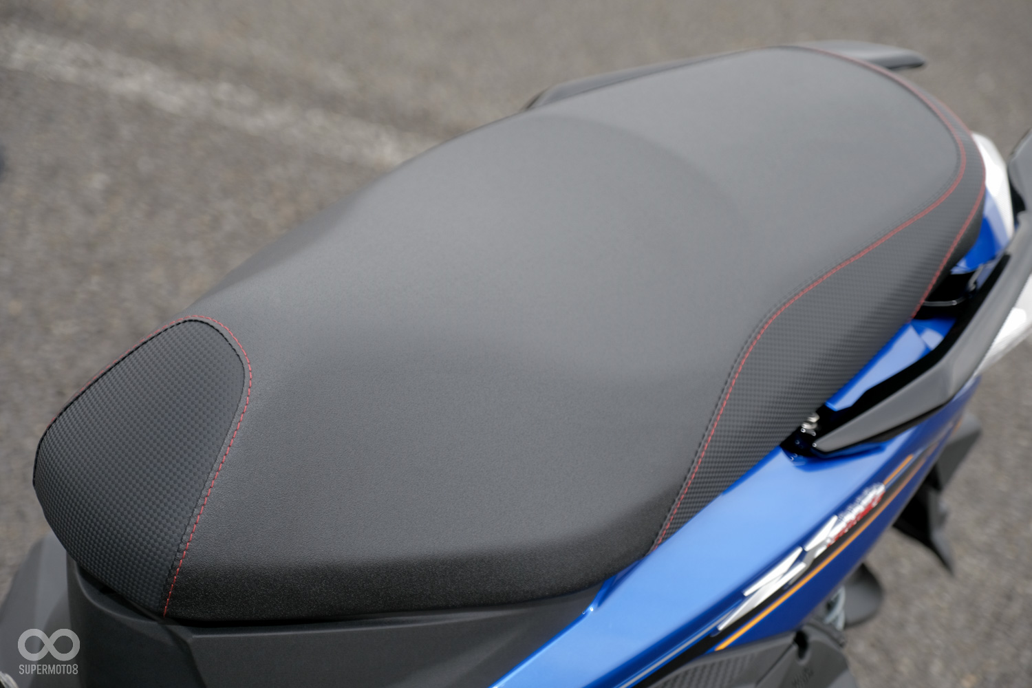 座椅的高度相當低矮,坐墊則相當寬大且平坦