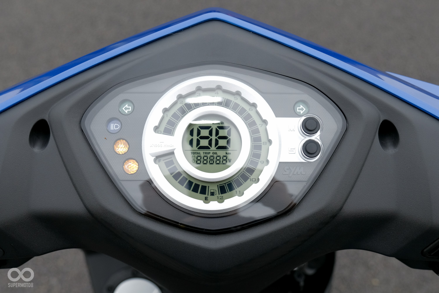 全液晶的儀錶板使用同心圓式的雙環設計,內圈為時速與里程電腦外圈則是轉速與殘存油量