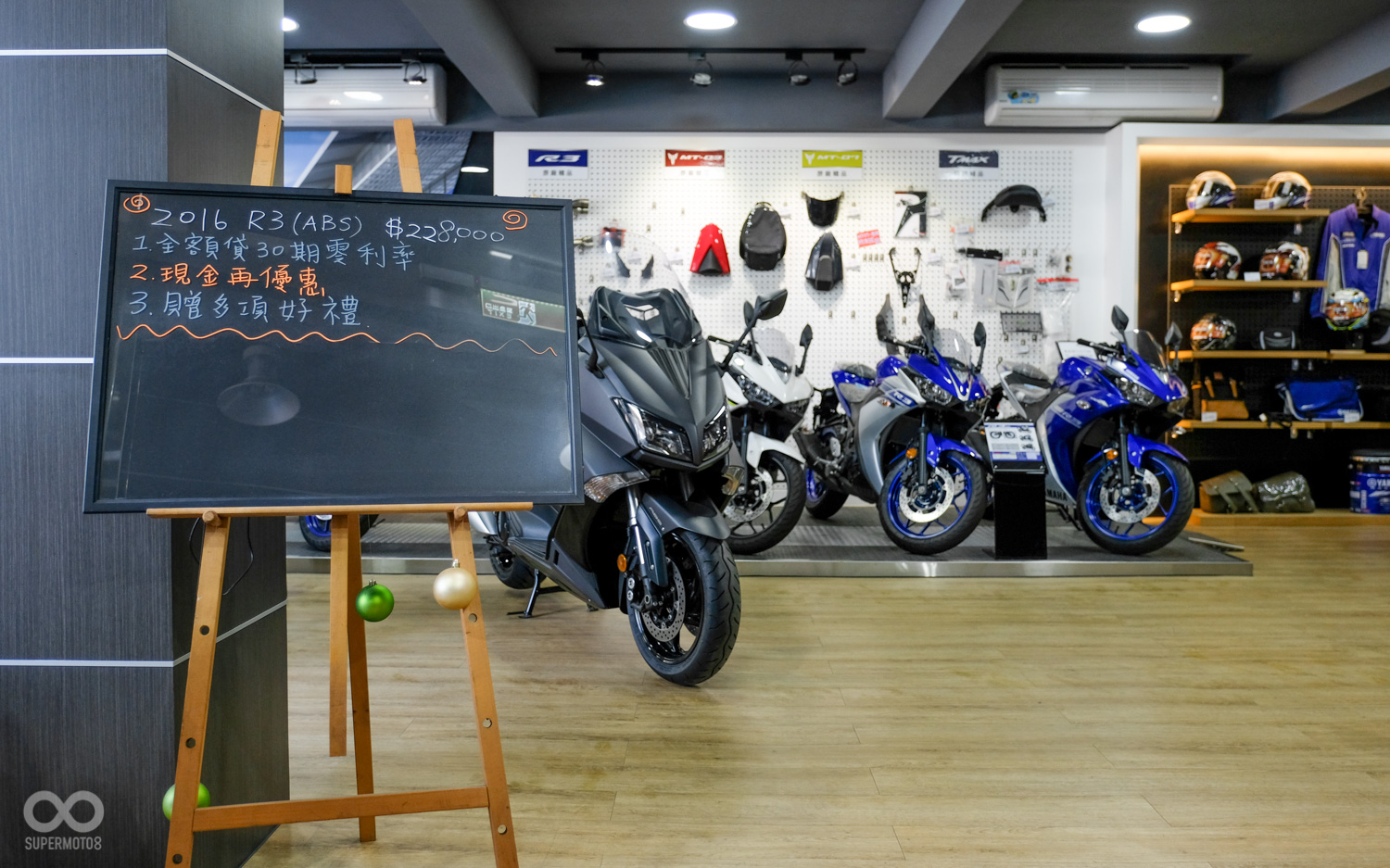 各式最新車款在店內均有實車，門口處店家也直接打出最近的促銷活動，讓消費者能更清楚地得知購物資訊