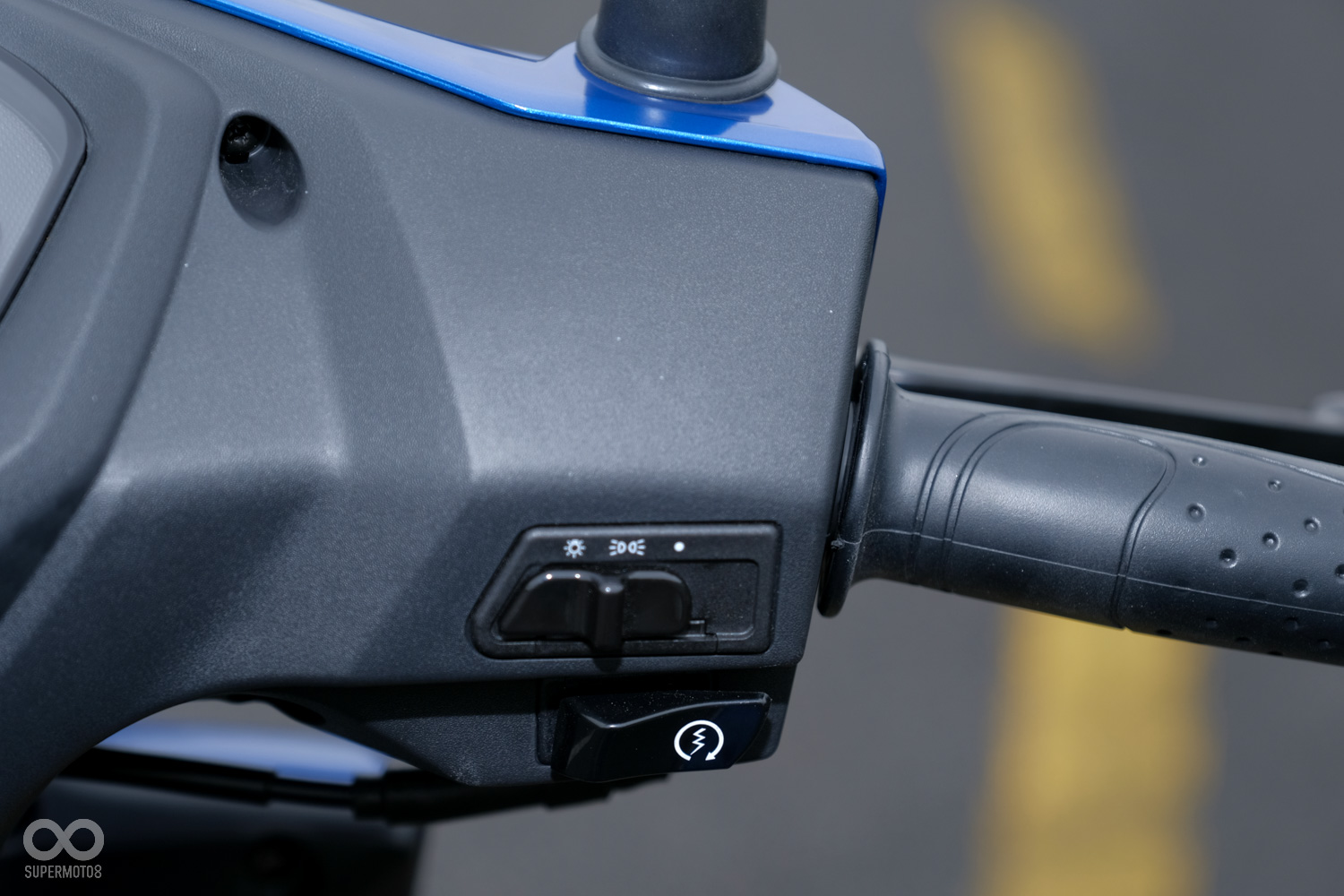 右側把手的按鈕由上而下分別為大燈開關、引擎啟動鈕,很可惜上方並沒有一件開坐墊的按鈕