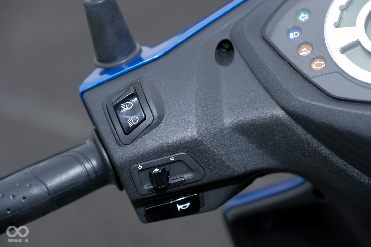 左側把手的按鈕由上而下分別為遠鏡燈切換、方向燈與喇叭