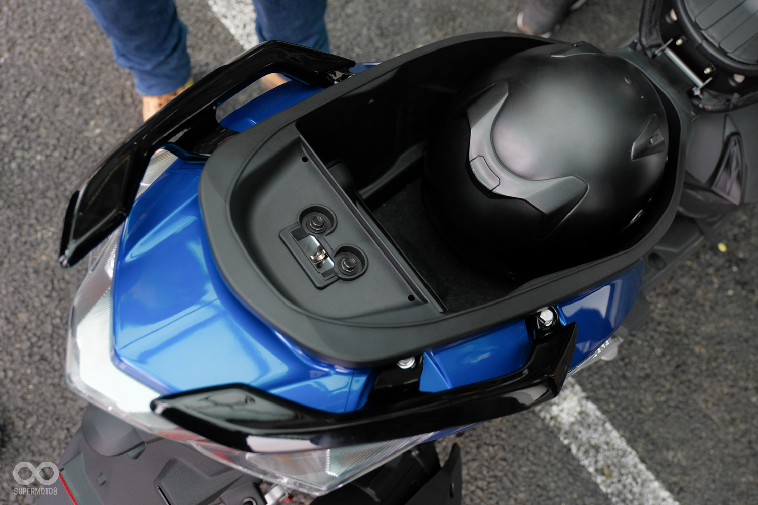 車廂空間機能優異,能放入多數的全罩款安全帽