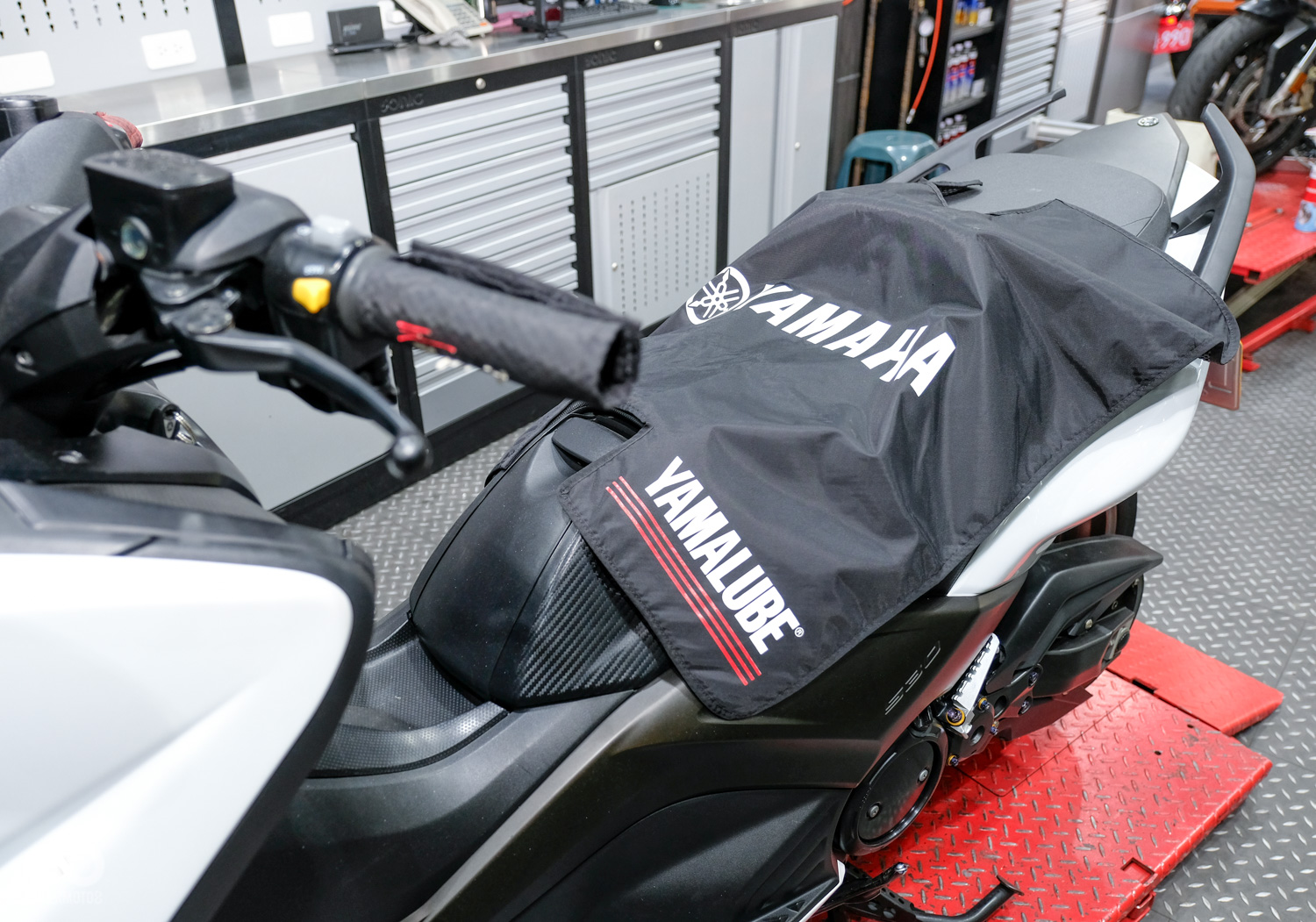 鋪上保護毯，為把手套紹護套，保護車輛不會受到污損永遠是第一步