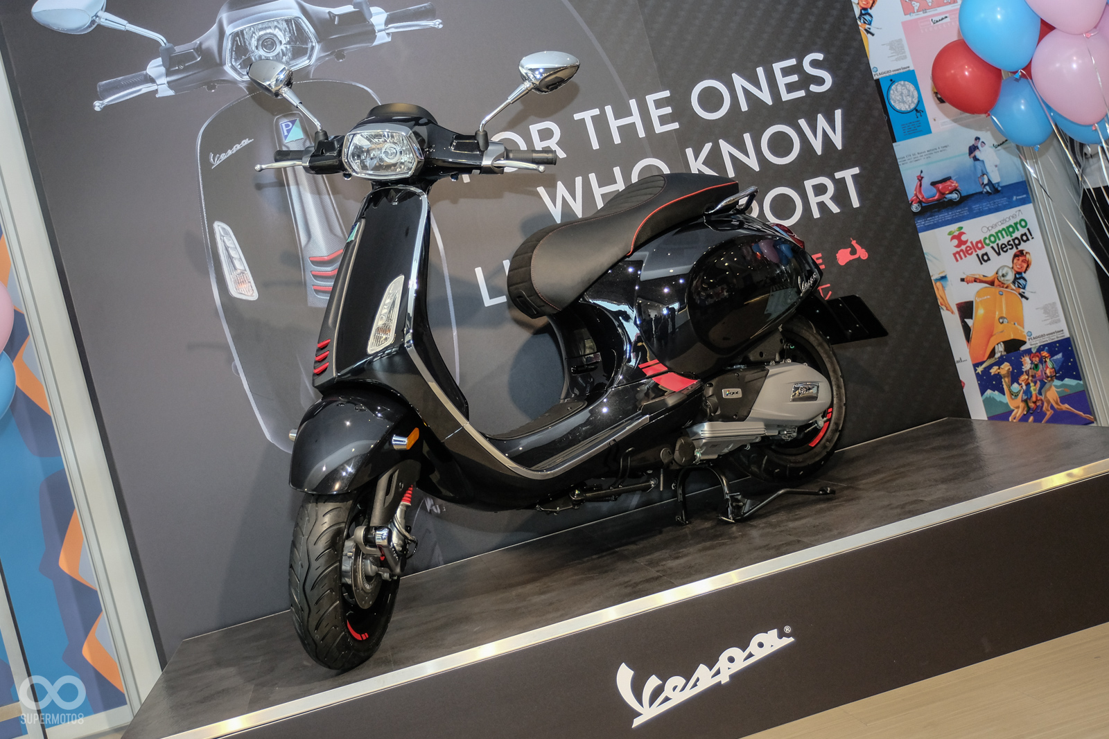 Vespa Sprint Carbon 紳士黑特仕版，在正面板件上加入了相當絢麗的碳纖維面板，加上紅色對比的點綴，讓整台車看來相當酷炫