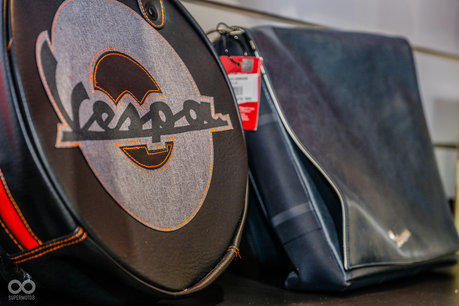 內湖旗艦展示中心，也有販售許多Vespa經典的周邊配件，供Vespa的車主們來選購