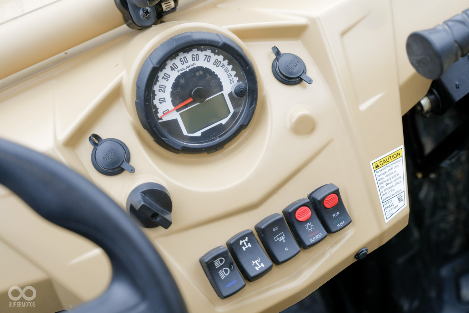 儀錶板兩側備有12V DC電源供應,下方則是功能鍵,全部都有防水功能